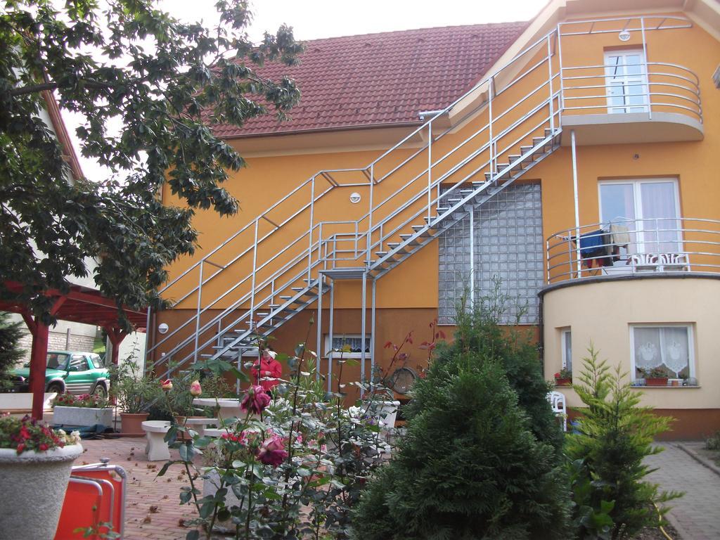 Jóbor Vendégház Győrújbarát Esterno foto